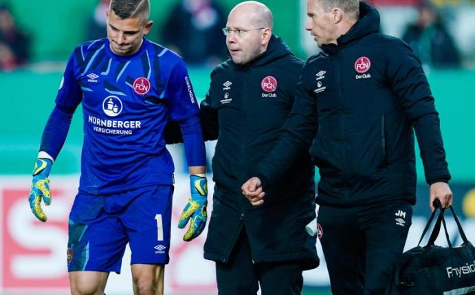 Hat sich beim Pokalspiel in Kaiserslautern verletzt: Nürnbergs Torwart Patric Klandt (l). Foto: Uwe Anspach/dpa