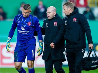 Hat sich beim Pokalspiel in Kaiserslautern verletzt: Nürnbergs Torwart Patric Klandt (l). Foto: Uwe Anspach/dpa Hat sich beim Pokalspiel in Kaiserslautern verletzt: Nürnbergs Torwart Patric Klandt (l). Foto: Uwe Anspach/dpa
