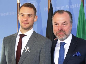 Bayern-Torwart Manuel Neuer (l) und Clemens Tönnies in der Düsseldorfer Staatskanzlei. Foto: David Young/dpa Bayern-Torwart Manuel Neuer (l) und Clemens Tönnies in der Düsseldorfer Staatskanzlei. Foto: David Young/dpa
