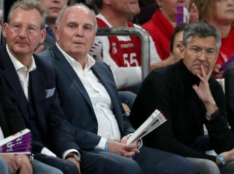 Uli Hoeneß (M.) kann sich Herbert Hainer (r) gut als seinen Nachfolger als Bayern-Präsident vorstellen. Foto: Daniel Karmann/dpa Uli Hoeneß (M.) kann sich Herbert Hainer (r) gut als seinen Nachfolger als Bayern-Präsident vorstellen. Foto: Daniel Karmann/dpa