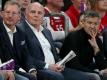 Uli Hoeneß (M.) kann sich Herbert Hainer (r) gut als seinen Nachfolger als Bayern-Präsident vorstellen. Foto: Daniel Karmann/dpa