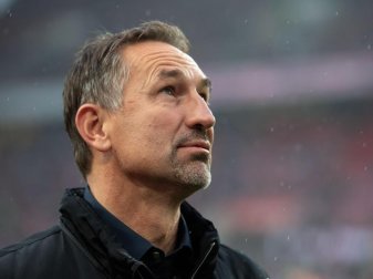 Steht mit Köln im rheinischen Derby unter Druck: FC-Coach Achim Beierlorzer. Foto: Marius Becker/dpa Steht mit Köln im rheinischen Derby unter Druck: FC-Coach Achim Beierlorzer. Foto: Marius Becker/dpa