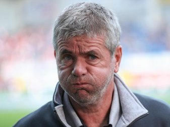 Steht von seinem ersten rheinischen Derby als Trainer: Fortuna-Coach Friedhelm Funkel. Foto: Friso Gentsch/dpa Steht von seinem ersten rheinischen Derby als Trainer: Fortuna-Coach Friedhelm Funkel. Foto: Friso Gentsch/dpa