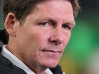 Ist nach der 1:6-Pokalpleite mit Wolfsburg in Dortmund gefordert: VfL-Coach Oliver Glasner. Foto: Peter Steffen/dpa Ist nach der 1:6-Pokalpleite mit Wolfsburg in Dortmund gefordert: VfL-Coach Oliver Glasner. Foto: Peter Steffen/dpa