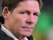 Ist nach der 1:6-Pokalpleite mit Wolfsburg in Dortmund gefordert: VfL-Coach Oliver Glasner. Foto: Peter Steffen/dpa