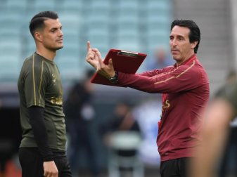 Arsenals Trainer Unai Emery (r) wird Granit Xhaka nicht im Spiel gegen die Wolverhampton Wanderers einsetzen. Foto: Arne Dedert/dpa Arsenals Trainer Unai Emery (r) wird Granit Xhaka nicht im Spiel gegen die Wolverhampton Wanderers einsetzen. Foto: Arne Dedert/dpa