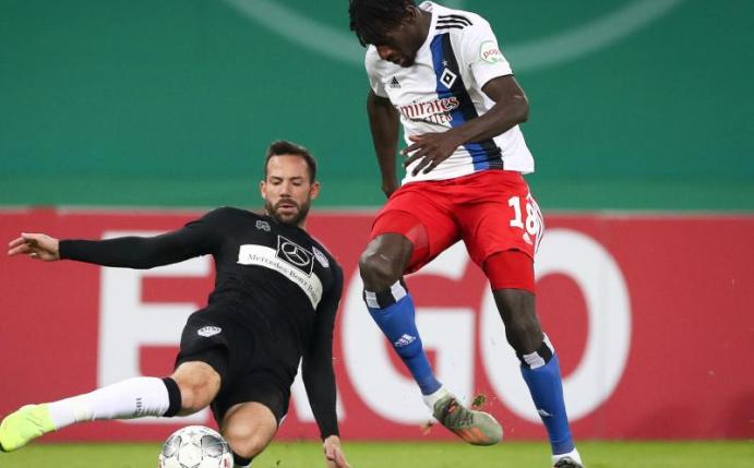 Zieht sich vorerst nicht das Nationaltrikots Gambias an: HSV-Profi Bakery Jatta (r). Foto: Christian Charisius/dpa
