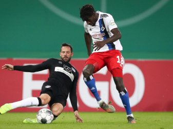 Zieht sich vorerst nicht das Nationaltrikots Gambias an: HSV-Profi Bakery Jatta (r). Foto: Christian Charisius/dpa Zieht sich vorerst nicht das Nationaltrikots Gambias an: HSV-Profi Bakery Jatta (r). Foto: Christian Charisius/dpa