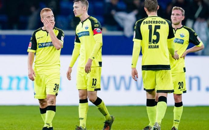 Niedergschlagene Paderborn-Profis nach der Pleite in Hoffenheim. Foto: Uwe Anspach/dpa