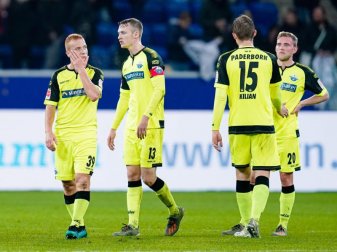 Niedergschlagene Paderborn-Profis nach der Pleite in Hoffenheim. Foto: Uwe Anspach/dpa Niedergschlagene Paderborn-Profis nach der Pleite in Hoffenheim. Foto: Uwe Anspach/dpa