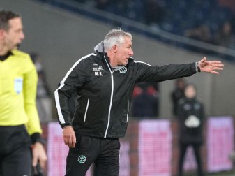 Droht bei Hannover das Aus: 96-Coach Mirko Slomka. Foto: Peter Steffen/dpa Droht bei Hannover das Aus: 96-Coach Mirko Slomka. Foto: Peter Steffen/dpa