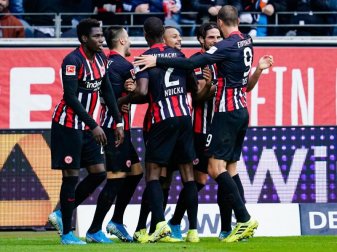 Die Eintracht-Spieler feierten einen klaren Sieg gegen die Bayern. Foto: Uwe Anspach/dpa Die Eintracht-Spieler feierten einen klaren Sieg gegen die Bayern. Foto: Uwe Anspach/dpa