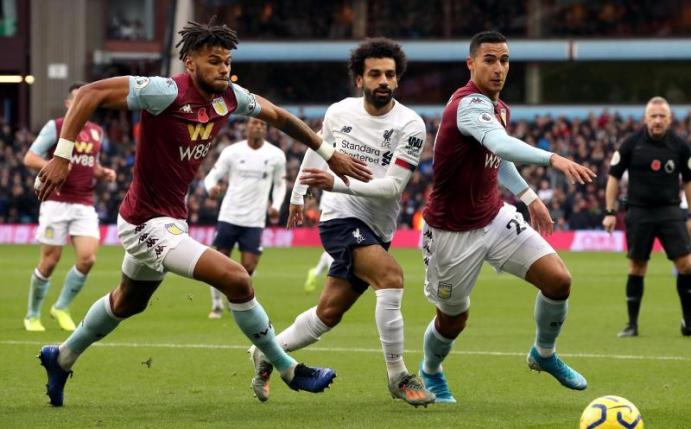 Liverpools Mo Salah (M) im Zweikampf mit Tyrone Mings (l) und Anwar El Ghazi von Aston Villa. Foto: Nick Potts/PA Wire/dpa