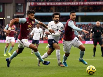 Liverpools Mo Salah (M) im Zweikampf mit Tyrone Mings (l) und Anwar El Ghazi von Aston Villa. Foto: Nick Potts/PA Wire/dpa Liverpools Mo Salah (M) im Zweikampf mit Tyrone Mings (l) und Anwar El Ghazi von Aston Villa. Foto: Nick Potts/PA Wire/dpa