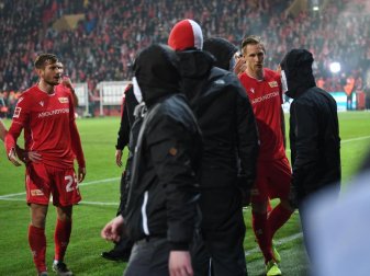Union-Spieler versuchen nach dem Abpfiff vermummte Fans zu beschwichtigen. Foto: Britta Pedersen/dpa Union-Spieler versuchen nach dem Abpfiff vermummte Fans zu beschwichtigen. Foto: Britta Pedersen/dpa