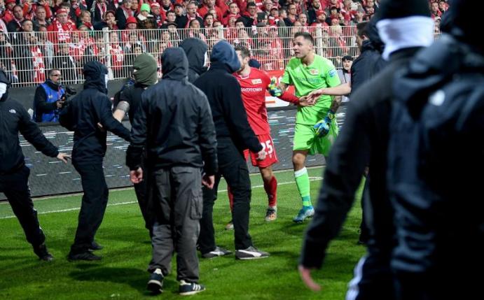 Christopher Lenz und Keeper Rafal Gikiewicz stellten sich den eigenen Fans in den Weg. Foto: Britta Pedersen, Andreas Gora/dpa
