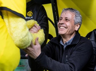 Durfte sich an seinem Geburtstag über drei Punkte seiner Mannschaft freuen: BVB-Coach Lucien Favre. Foto: Bernd Thissen/dpa Durfte sich an seinem Geburtstag über drei Punkte seiner Mannschaft freuen: BVB-Coach Lucien Favre. Foto: Bernd Thissen/dpa