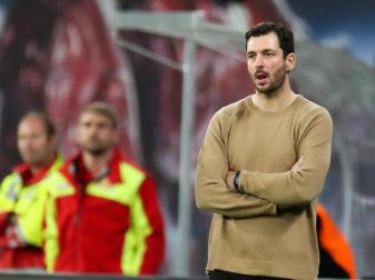 Der Mainzer Trainer Sandro Schwarz war nach der 0:8-Pleite in Leipzig vollkommen frustriert. Foto: Jan Woitas/dpa-Zentralbild/dpa Der Mainzer Trainer Sandro Schwarz war nach der 0:8-Pleite in Leipzig vollkommen frustriert. Foto: Jan Woitas/dpa-Zentralbild/dpa