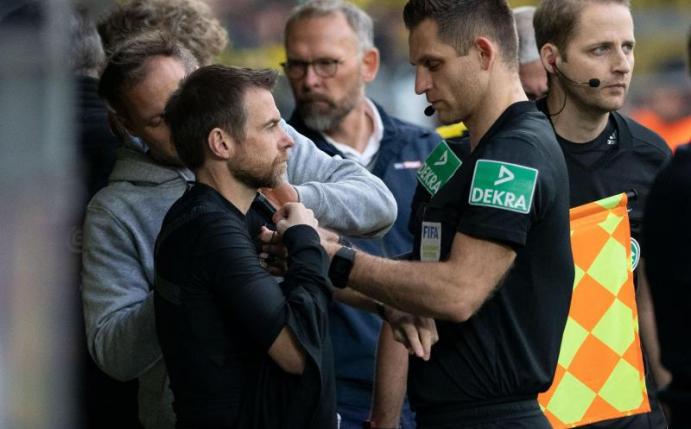 Tauschten in Dortmund die Rollen: Der angeschlagene Schiedsrichter Tobias Welz (M) und Marcel Pilgrim (l). Foto: Bernd Thissen/dpa
