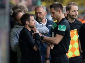 Tauschten in Dortmund die Rollen: Der angeschlagene Schiedsrichter Tobias Welz (M) und Marcel Pilgrim (l). Foto: Bernd Thissen/dpa Tauschten in Dortmund die Rollen: Der angeschlagene Schiedsrichter Tobias Welz (M) und Marcel Pilgrim (l). Foto: Bernd Thissen/dpa