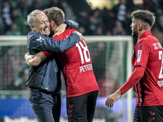 Freiburgs Coach Christian Streich gratuliert seinem Doppeltorschützen Nils Petersen. Foto: Axel Heimken/dpa Freiburgs Coach Christian Streich gratuliert seinem Doppeltorschützen Nils Petersen. Foto: Axel Heimken/dpa