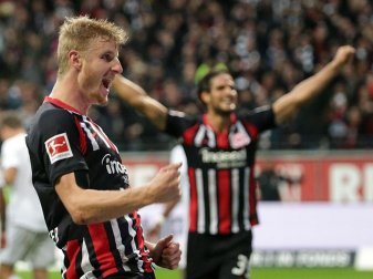 Frankfurts Martin Hinteregger (l) freut sich über das Tor zum 4:1. Foto: Hasan Bratic/dpa Frankfurts Martin Hinteregger (l) freut sich über das Tor zum 4:1. Foto: Hasan Bratic/dpa