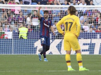 Levantes Jose Campana (l) bejubelt das erste Tor, Barcelonas Antoine Griezmann reagiert enttäuscht. Foto: Alberto Saiz/AP/dpa