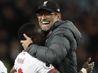 Liverpools Trainer Jürgen Klopp umarmte nach dem Sieg Sadio Mané. Foto: Darren Staples/CSM via ZUMA Wire/dpa Liverpools Trainer Jürgen Klopp umarmte nach dem Sieg Sadio Mané. Foto: Darren Staples/CSM via ZUMA Wire/dpa
