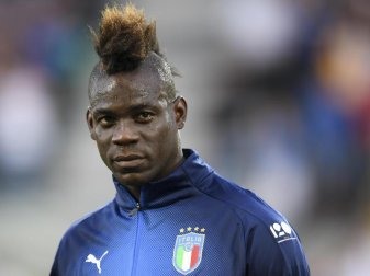 Brescia-Stürmer Balotelli ist im Auswärtsspiel bei Hellas Verona Opfer von rassistischen Rufen und Affenlauten geworden. Foto: Gian Ehrenzeller/KEYSTONE/dpa Brescia-Stürmer Balotelli ist im Auswärtsspiel bei Hellas Verona Opfer von rassistischen Rufen und Affenlauten geworden. Foto: Gian Ehrenzeller/KEYSTONE/dpa