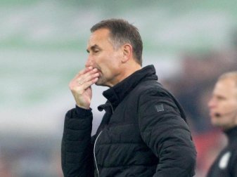 Der Kölner Trainer Achim Beierlorzer reibt sich die Nase. Köln verliert im Rhein-Derby 2:0. Foto: Roland Weihrauch/dpa