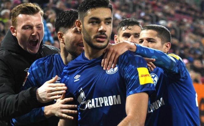 Schalkes Ozan Kabak (M) lässt sich nach seinem Treffer zum 2:2 feiern. Foto: Stefan Puchner/dpa