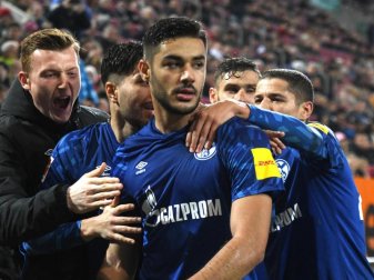 Schalkes Ozan Kabak (M) lässt sich nach seinem Treffer zum 2:2 feiern. Foto: Stefan Puchner/dpa Schalkes Ozan Kabak (M) lässt sich nach seinem Treffer zum 2:2 feiern. Foto: Stefan Puchner/dpa