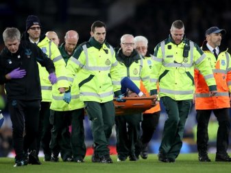 Evertons Andre Gomes wird von Sanitätern vom Feld getragen, nachdem er sich schwer am Bein verletzt hat. Foto: Nick Potts/PA Wire/dpa Evertons Andre Gomes wird von Sanitätern vom Feld getragen, nachdem er sich schwer am Bein verletzt hat. Foto: Nick Potts/PA Wire/dpa