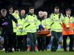 Evertons Andre Gomes wird von Sanitätern vom Feld getragen, nachdem er sich schwer am Bein verletzt hat. Foto: Nick Potts/PA Wire/dpa