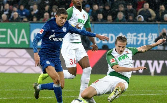 War erneut der Matchwinner beim FC Schalke 04: Amine Harit (l). Foto: Stefan Puchner/dpa