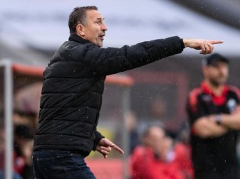 Kölns Trainer Achim Beierlorzer gestikuliert an der Seitenlinie. Foto: Marius Becker/dpa Kölns Trainer Achim Beierlorzer gestikuliert an der Seitenlinie. Foto: Marius Becker/dpa