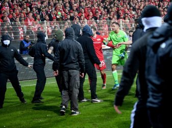 Während des Derbys zwischen Union Berlin und Hertha BSC kam es zu Ausschreitungen. Foto: Britta Pedersen, Andreas Gora/dpa Während des Derbys zwischen Union Berlin und Hertha BSC kam es zu Ausschreitungen. Foto: Britta Pedersen, Andreas Gora/dpa