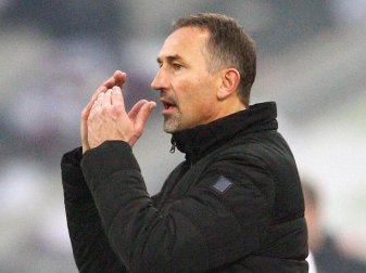 Leitete am Morgen das Training des 1. FC Köln: Achim Beierlorzer. Foto: Roland Weihrauch/dpa Leitete am Morgen das Training des 1. FC Köln: Achim Beierlorzer. Foto: Roland Weihrauch/dpa