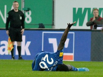 Schalkes Salif Sane liegt beim Spiel in Augsburg verletzt auf dem Platz. Foto: Stefan Puchner/dpa Schalkes Salif Sane liegt beim Spiel in Augsburg verletzt auf dem Platz. Foto: Stefan Puchner/dpa