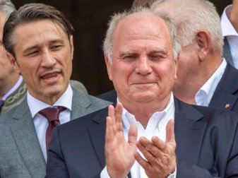 Uli Hoeneß (r) ist mit dem Ablauf der Trennung des FC Bayern von Trainer Niko Kovac zufrieden. Foto: Peter Kneffel/dpa Uli Hoeneß (r) ist mit dem Ablauf der Trennung des FC Bayern von Trainer Niko Kovac zufrieden. Foto: Peter Kneffel/dpa
