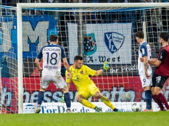 Bochums Manuel Wintzheimer (l) hat das Tor zum 3:0 gegen Nürnbergs Torwart Patric Klandt (M) erzielt. Foto: Marcel Kusch/dpa Bochums Manuel Wintzheimer (l) hat das Tor zum 3:0 gegen Nürnbergs Torwart Patric Klandt (M) erzielt. Foto: Marcel Kusch/dpa