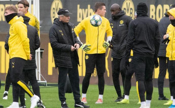 BVB-Coach Lucien Favre (M) leitet das Training seiner Mannschaft vor dem Spiel gegen Inter Mailand. Foto: Bernd Thissen/dpa
