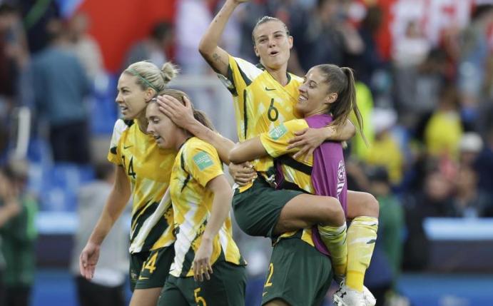 Sollen künftig das gleiche Geld wie die Männer bekommen: Australiens Fußball-Frauen - auch «Matildas» genannt. Foto: Claude Paris/AP/dpa