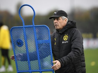 Lucien Favre mit hohem Druck beim Training des BVB Lucien Favre mit hohem Druck beim Training des BVB