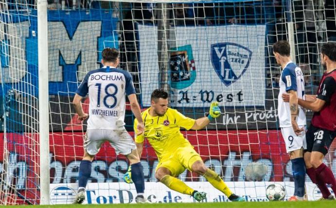Gab in Bochum sein Profidebüt: FCN-Keeper Benedikt Willert. Foto: Marcel Kusch/dpa