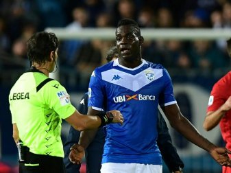 Balotelli wurde von Verona-Fans rassistisch beleidigt Balotelli wurde von Verona-Fans rassistisch beleidigt