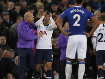 Tottenhams Heung-Min Son (2.v.r) schlägt nach der Roten Karte die Hände über dem Kopf zusammen. Foto: Darren Staples/CSM via ZUMA Wire/dpa Tottenhams Heung-Min Son (2.v.r) schlägt nach der Roten Karte die Hände über dem Kopf zusammen. Foto: Darren Staples/CSM via ZUMA Wire/dpa