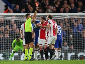 Schiedsrichter Gianluca Rocchi zeigt Daley Blind (r) von Ajax Amsterdam die Rote Karte. Foto: Paul Terry/CSM via ZUMA Wire/dpa Schiedsrichter Gianluca Rocchi zeigt Daley Blind (r) von Ajax Amsterdam die Rote Karte. Foto: Paul Terry/CSM via ZUMA Wire/dpa