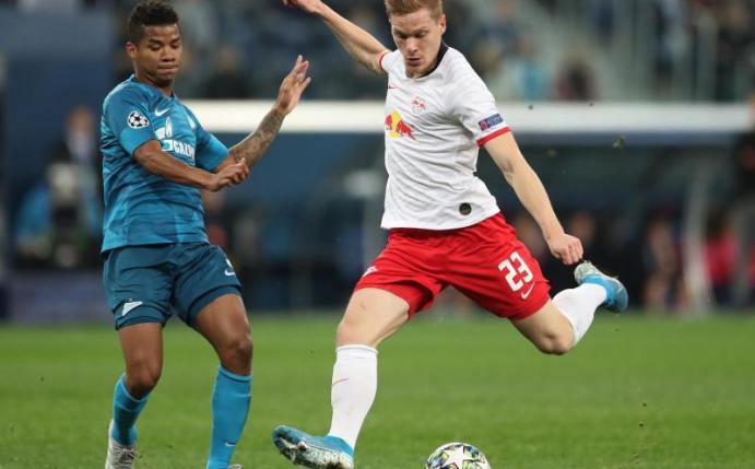 RB Leipzig muss rund zwei Wochen ohne Marcel Halstenberg (r) auskommen. Foto: Jan Woitas/dpa