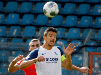 Der VfL Bochum verlängerte den Vertrag mit Kapitän Anthony Losilla (r). Foto: Roland Weihrauch/dpa Der VfL Bochum verlängerte den Vertrag mit Kapitän Anthony Losilla (r). Foto: Roland Weihrauch/dpa